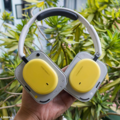 Tai nghe Nothing Headphone (a) phiên bản phối màu trắng vàng.
