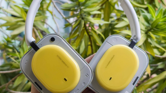 Tai nghe Nothing Headphone (a) phiên bản phối màu trắng vàng.