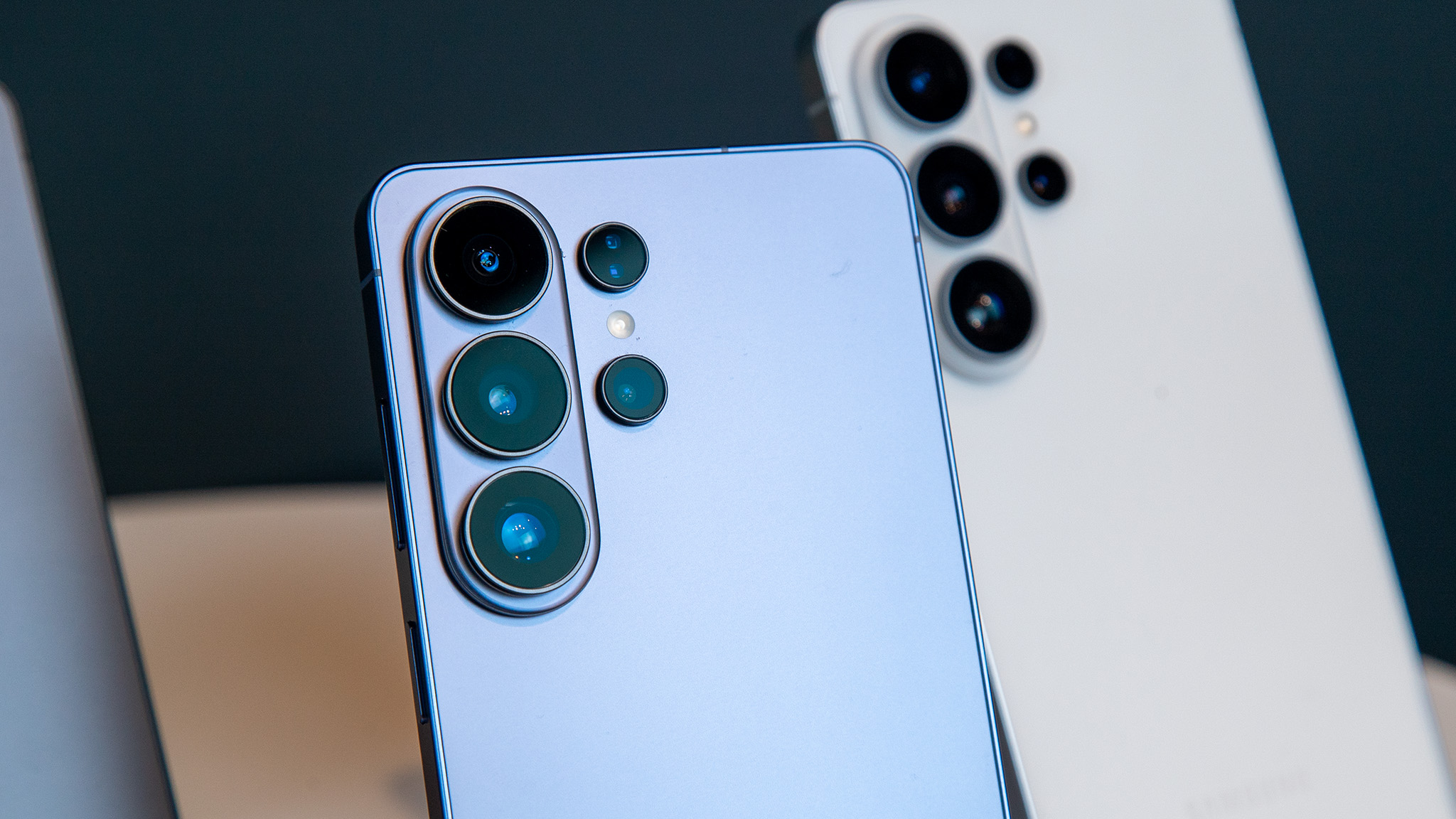 Cụm camera zoom periscope trên điện thoại Samsung Galaxy S Ultra