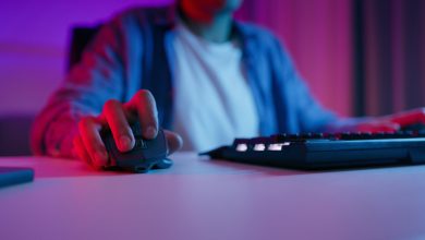 Chuột chơi game không dây trên bàn làm việc