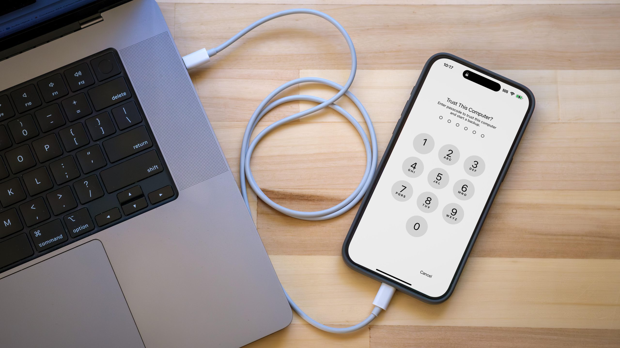 iPhone và thao tác sao lưu trước khi cập nhật. (Ảnh: CNET)