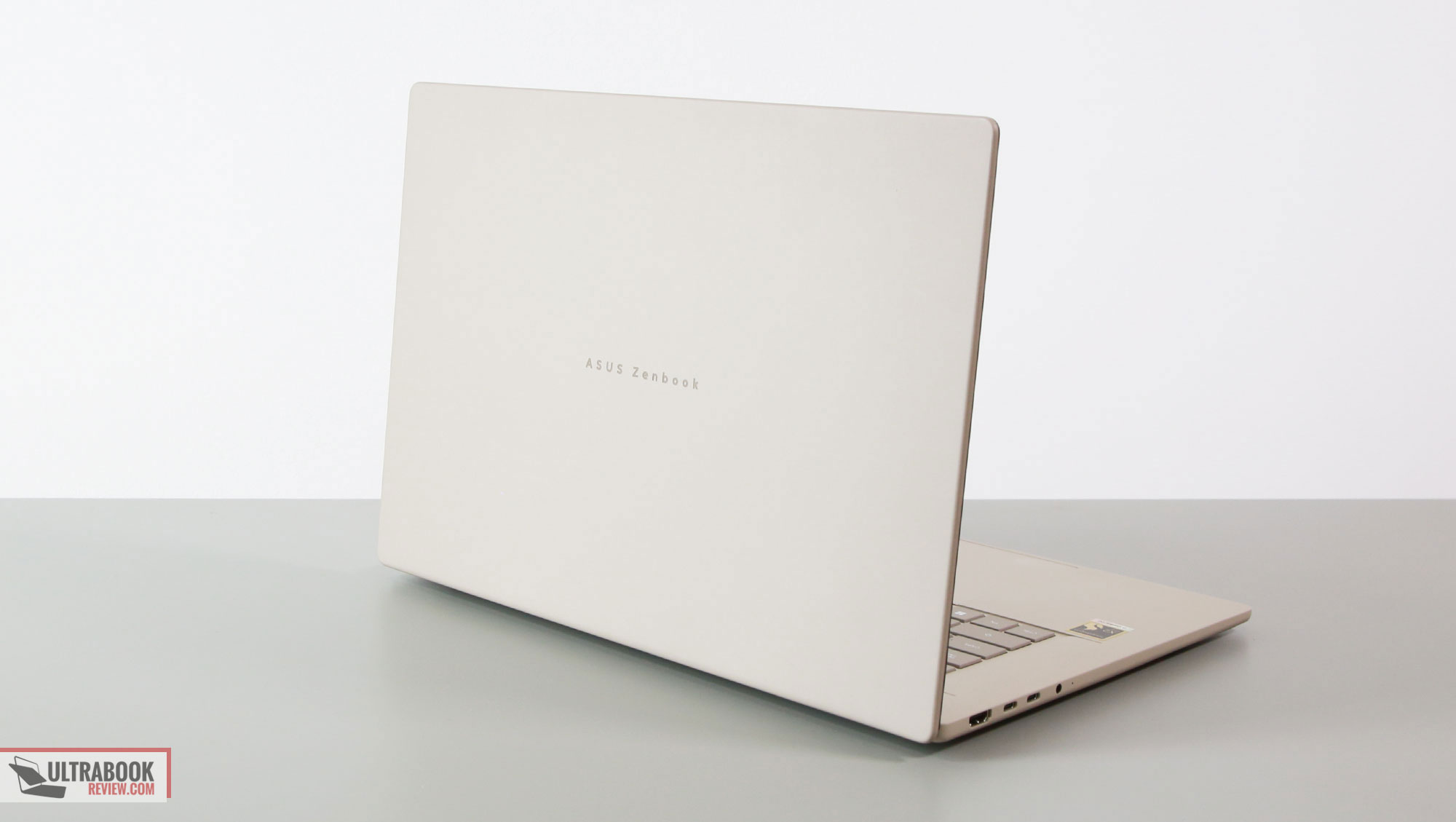 Mặt trước laptop ASUS Zenbook A16 màu Zabriskie Beige