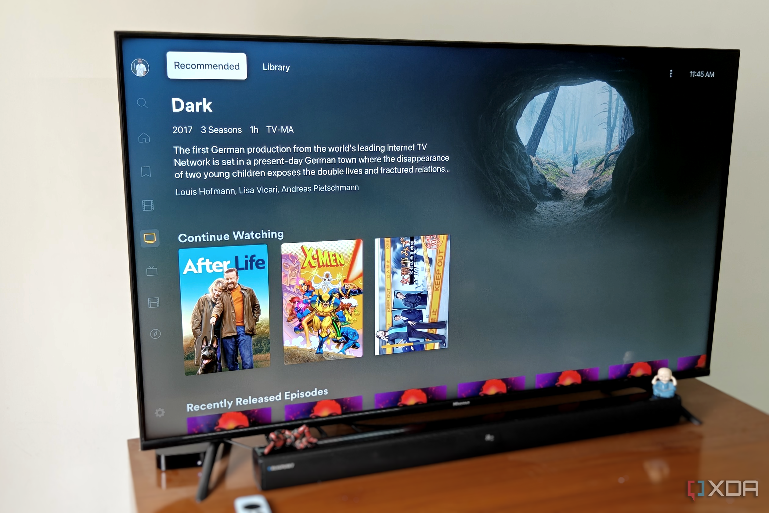 Giao diện ứng dụng Plex trên màn hình smart TV