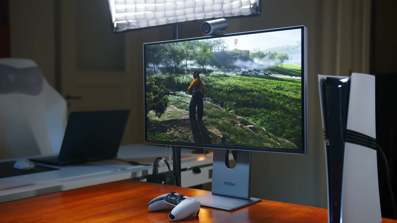 Tựa game độc quyền hiển thị trên màn hình máy tính cạnh máy chơi game PS5 Pro