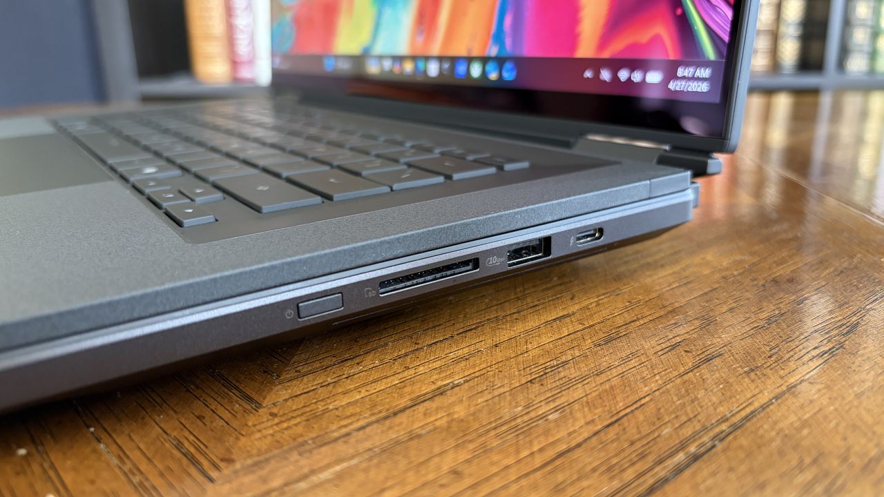 Cận cảnh cổng kết nối cạnh bên ROG Zephyrus Duo