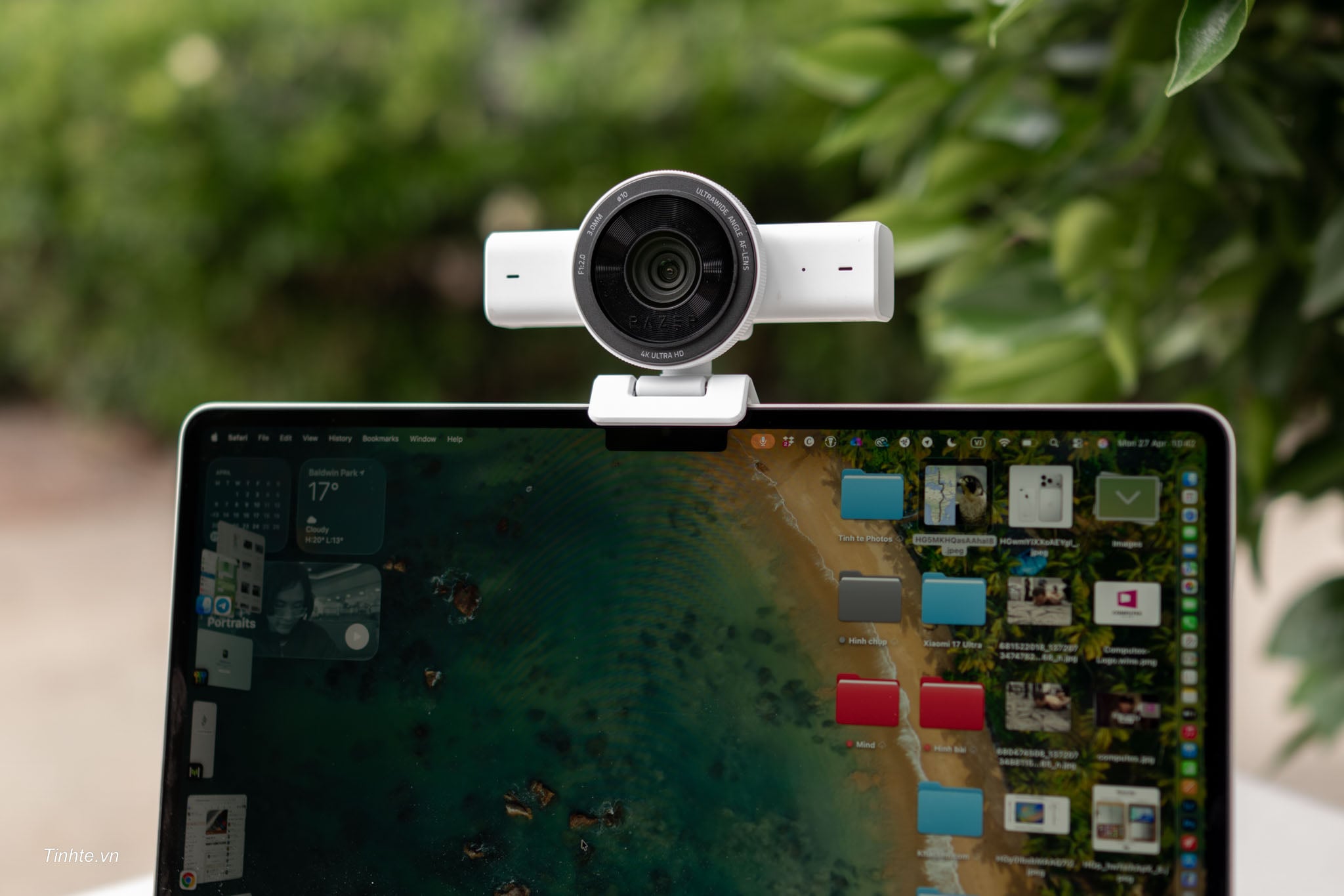 Razer Kiyo V2 kẹp trên MacBook
