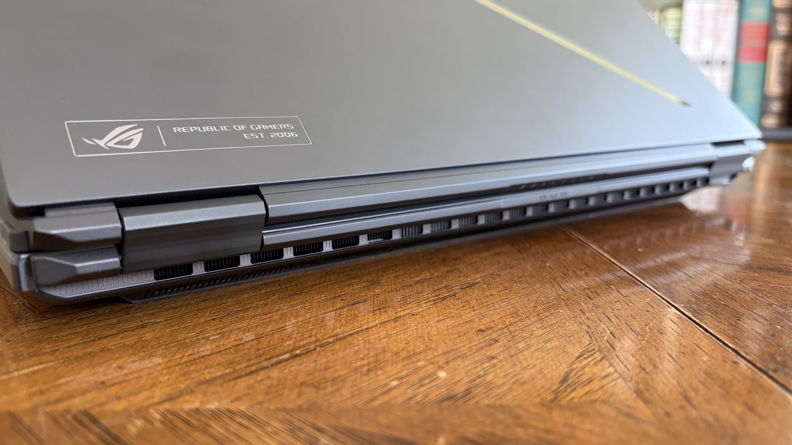 Mặt lưng kim loại ROG Zephyrus Duo khi gập máy