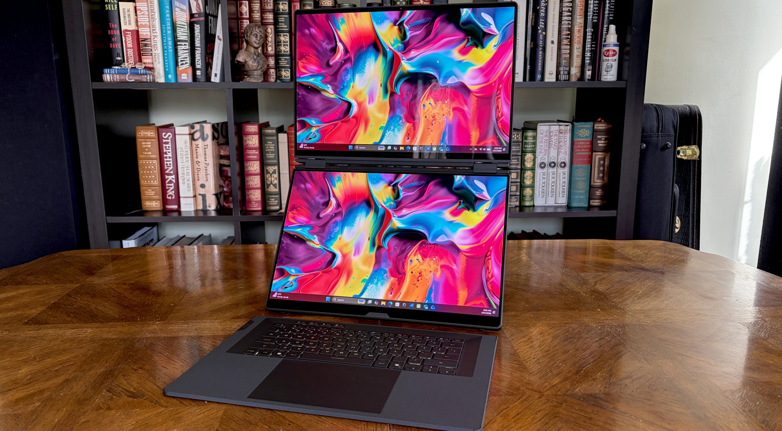 Không gian làm việc mở rộng trên hai màn hình ROG Zephyrus Duo