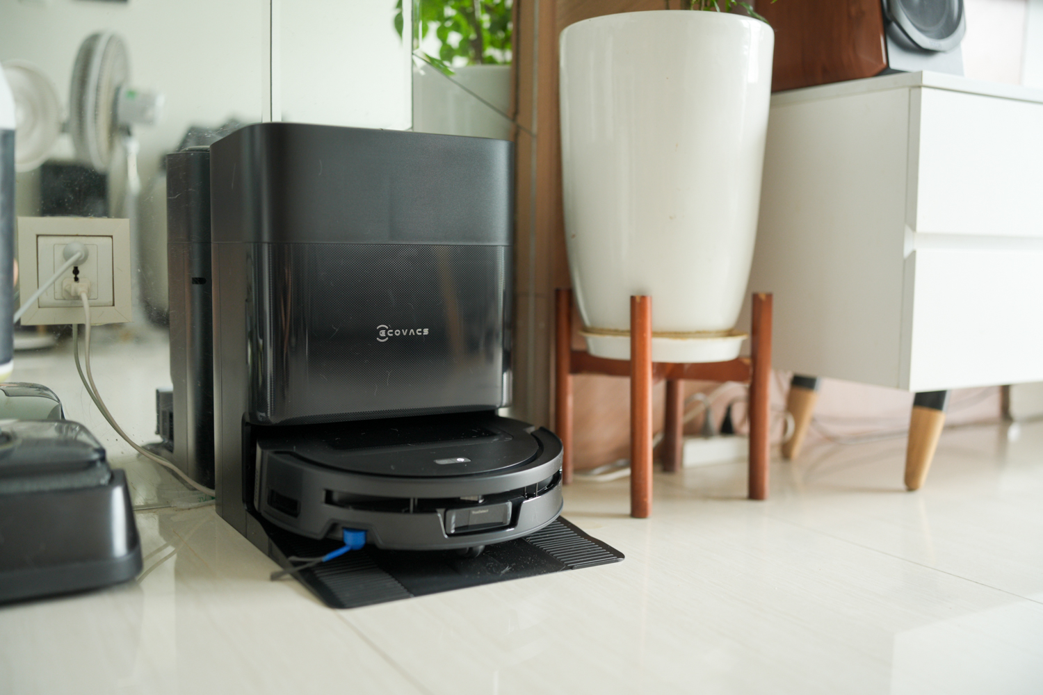 Ecovacs Deebot T80 Max Omni màu đen và trạm OMNI