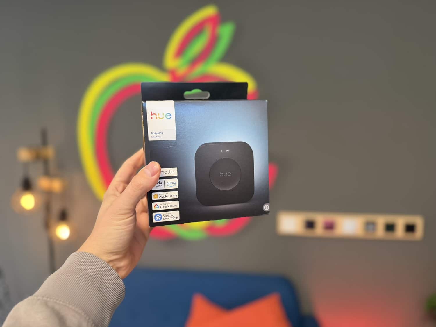 Cận cảnh Philips Hue Bridge Pro