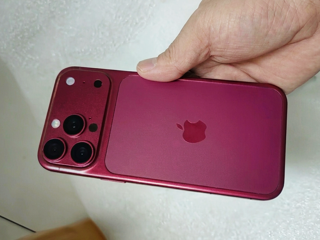 Mô hình iPhone 18 Pro và cấu trúc khay SIM