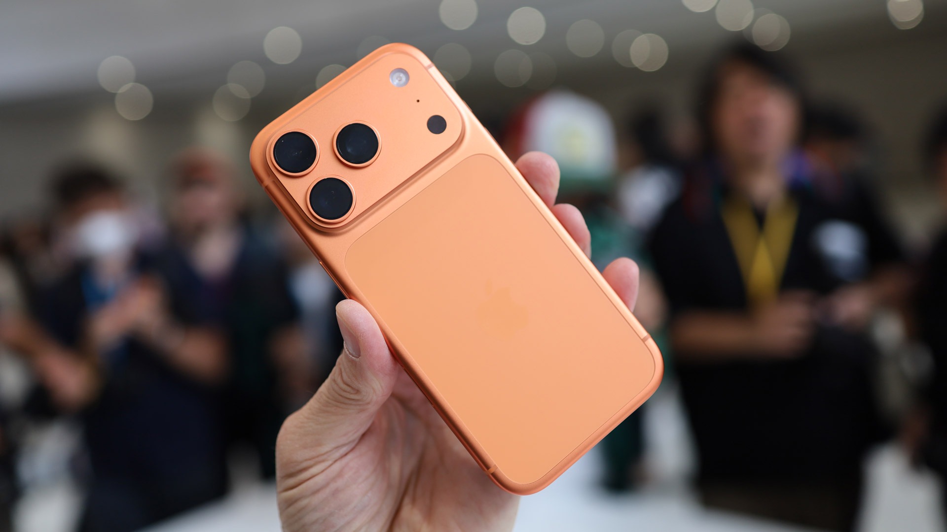 Khu vực trải nghiệm và mua sắm iPhone tại hệ thống đại lý bán lẻ ủy quyền