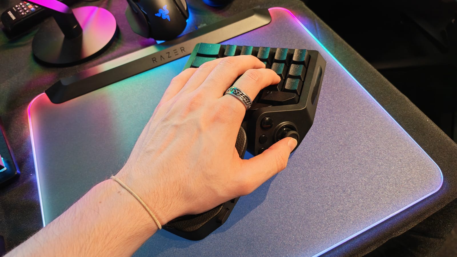 Cận cảnh cụm switch Analog Optical Gen 2 trên Razer Tartarus V2 Pro