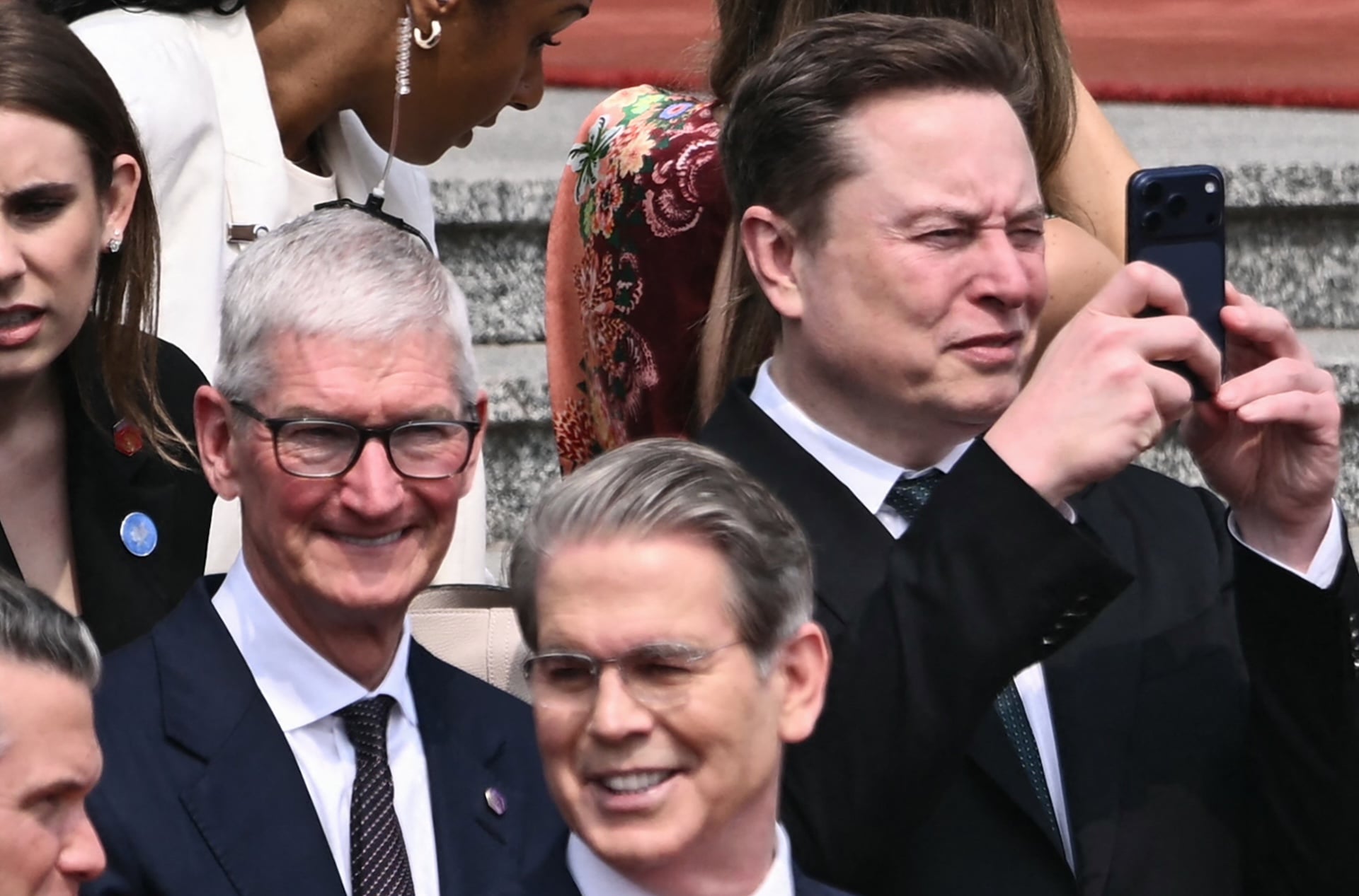 Tim Cook và Elon Musk trong bối cảnh thỏa thuận giữa Apple và X Corp