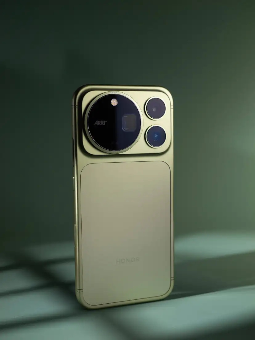 Cận cảnh cụm camera ba ống kính với viền vân kim loại của Honor Magic9