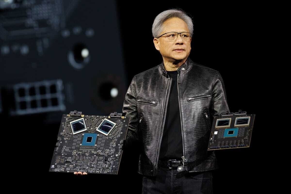 Jensen Huang cầm bo mạch NVIDIA