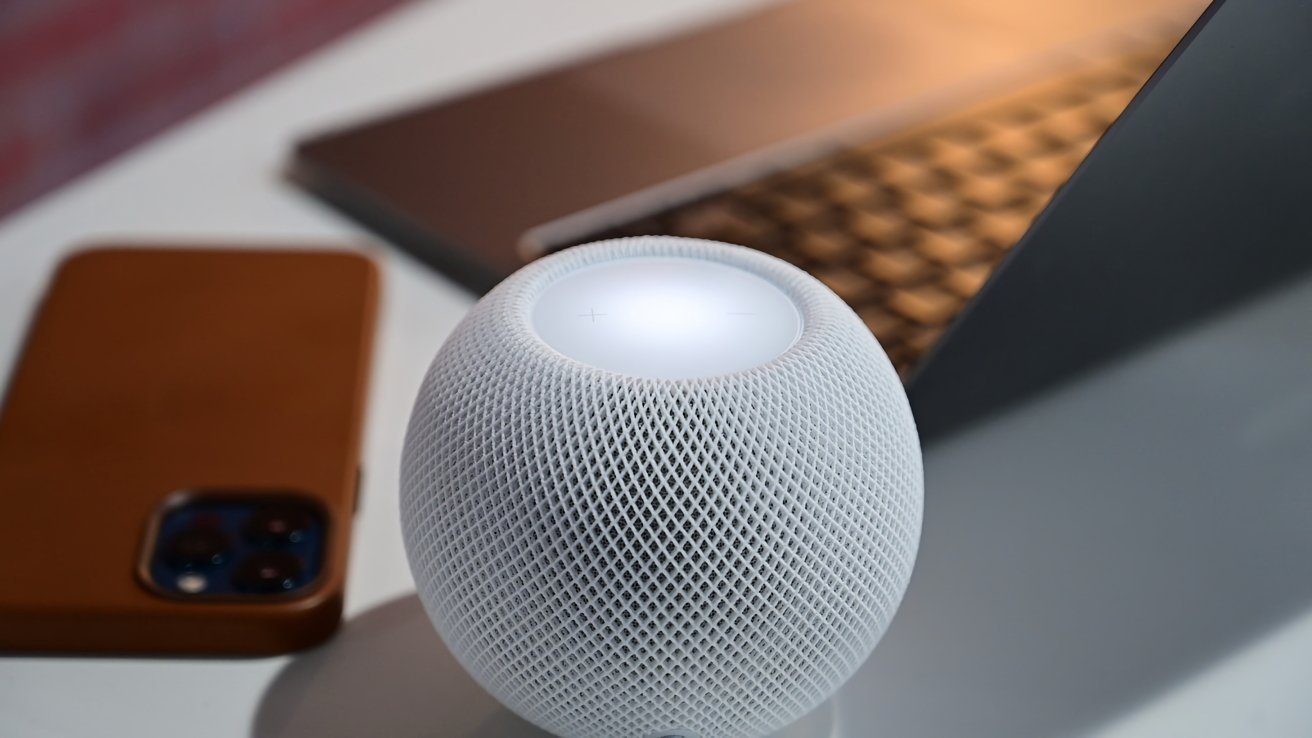 Loa thông minh Apple HomePod mini đặt trên bàn làm việc