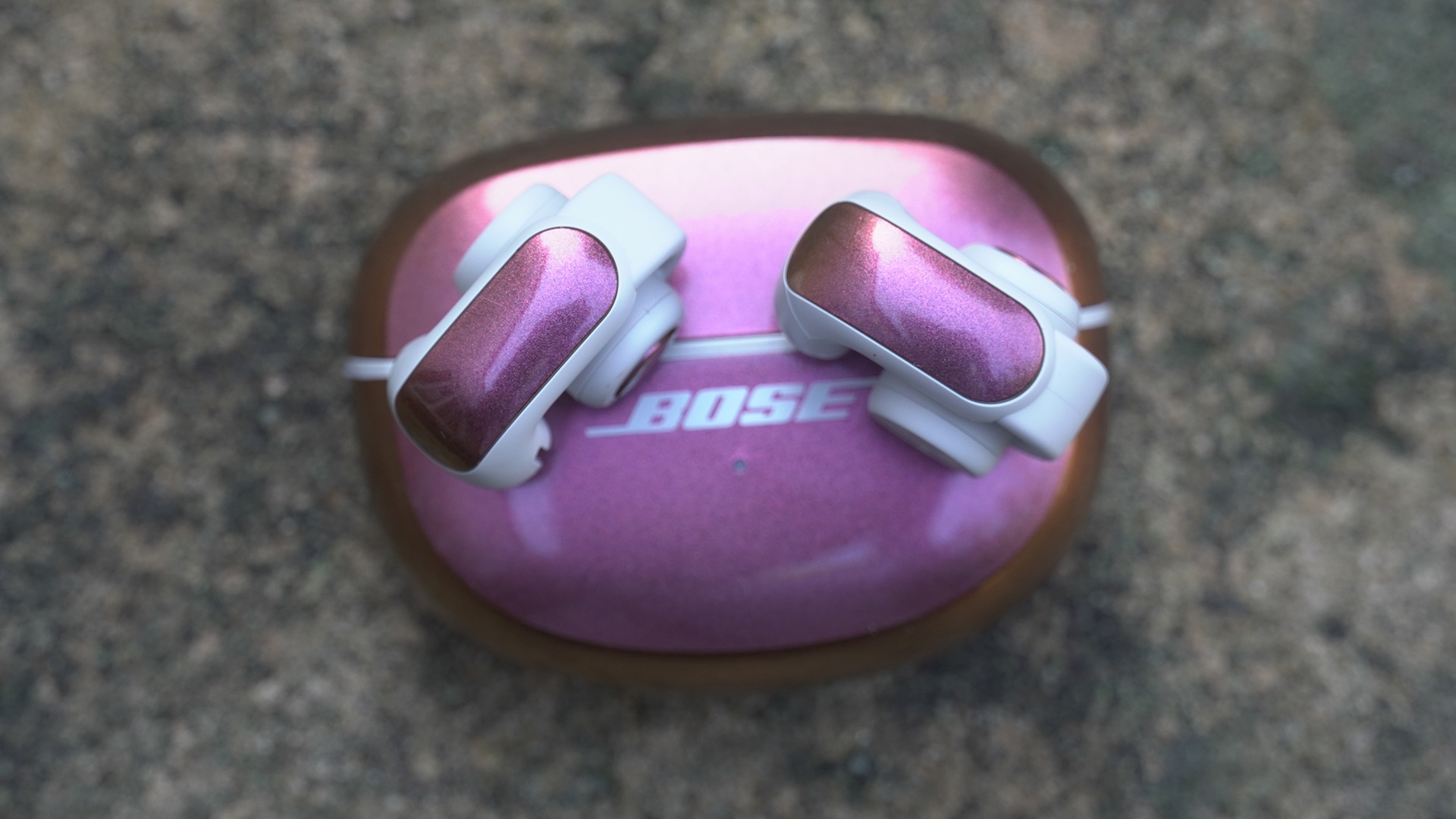 Bose Ultra Open Earbuds thế hệ đầu và hộp sạc