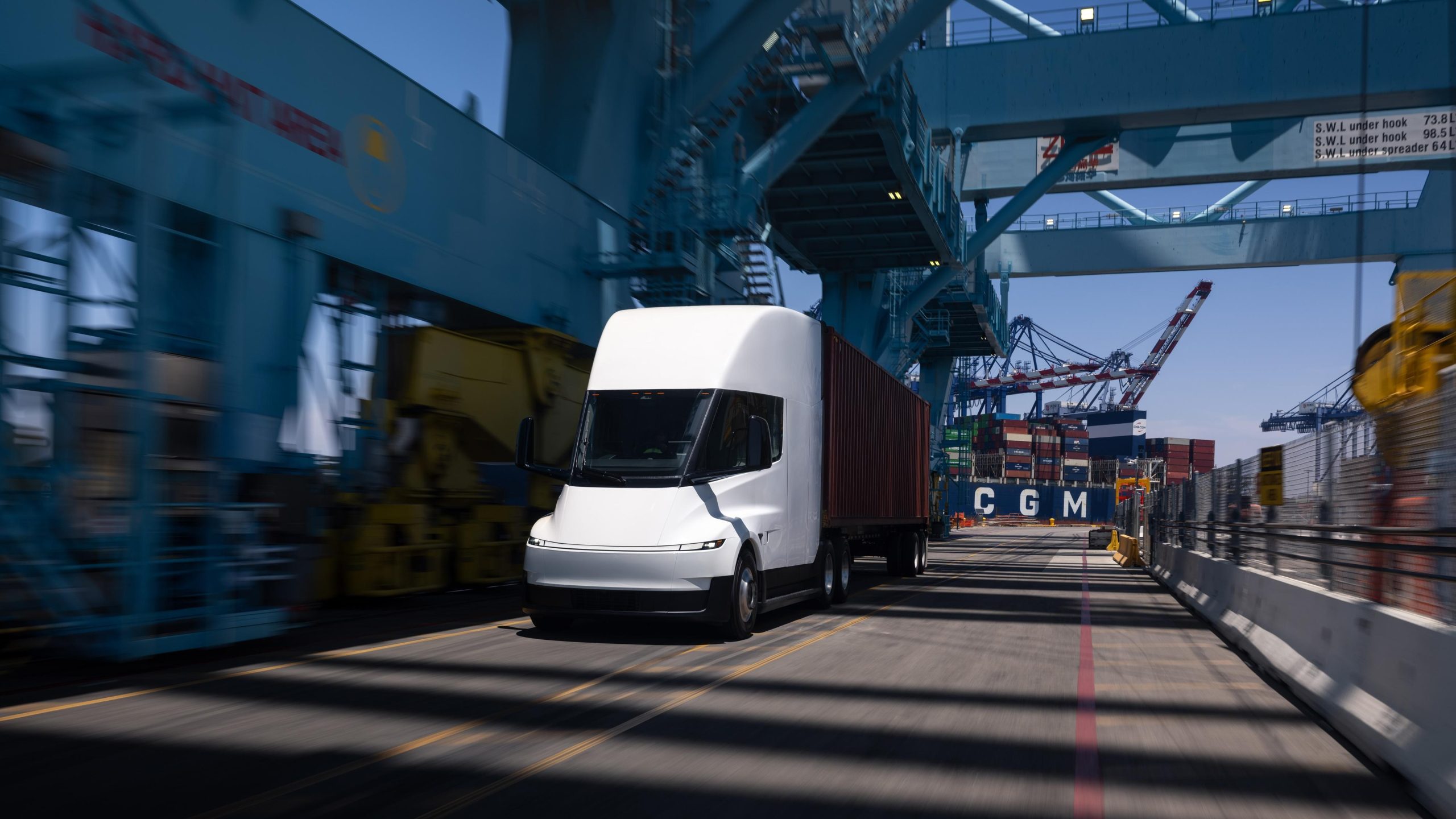 Tesla bàn giao những lô xe Semi sản xuất hàng loạt đầu tiên cho các đối tác logistics lớn.