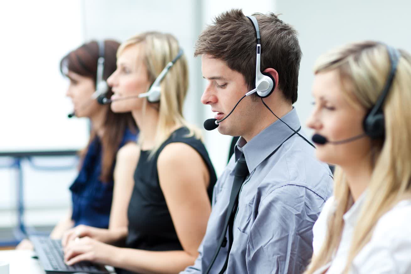 Đội ngũ nhân sự trực tổng đài thực hiện cuộc gọi