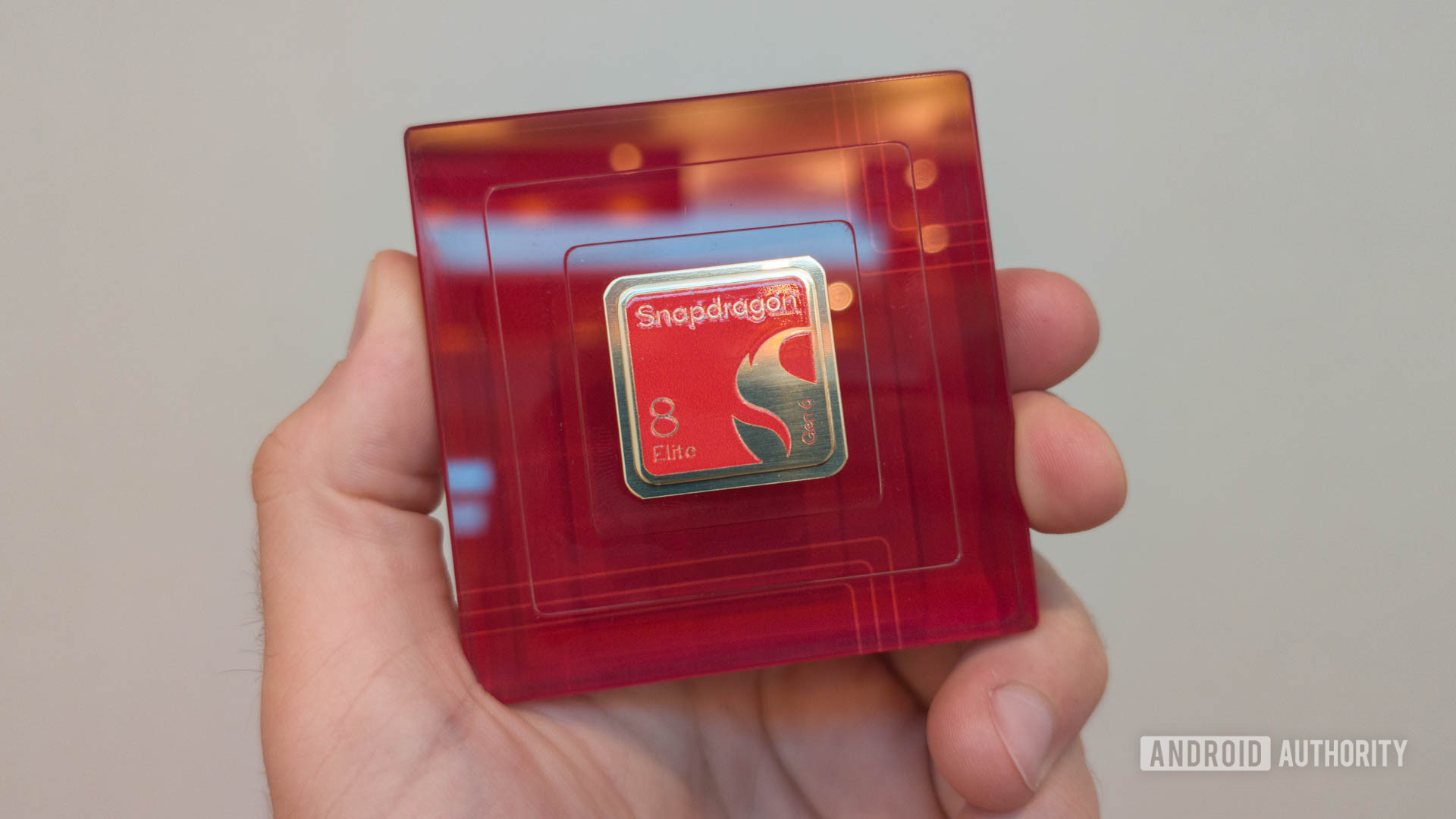 Chip Snapdragon 8 Elite Gen 5 trong hộp trưng bày