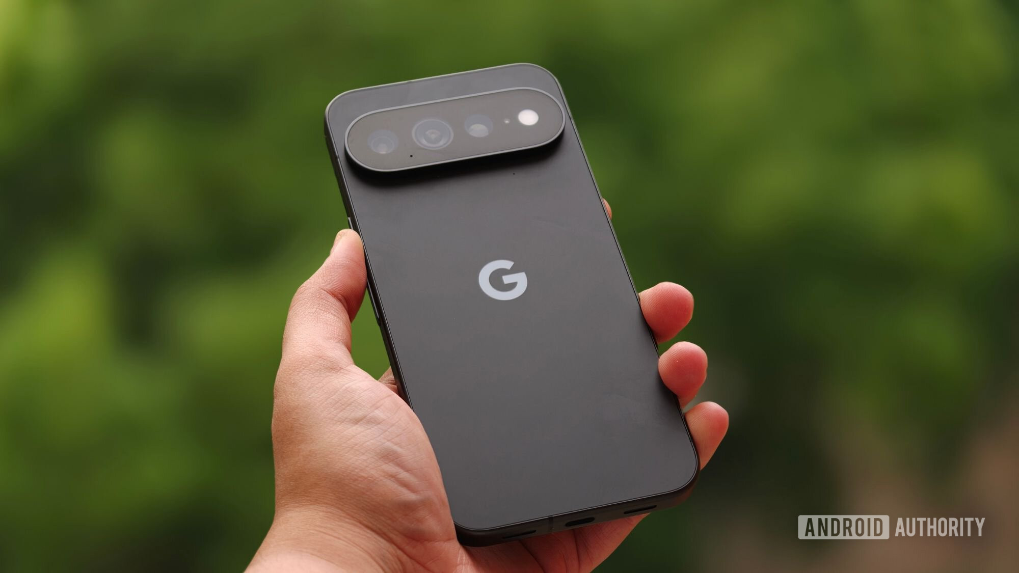 Người cầm điện thoại Google Pixel 11 Pro XL