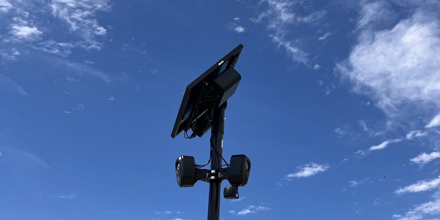 Cụm camera Flock Safety tích hợp pin năng lượng mặt trời trên cột