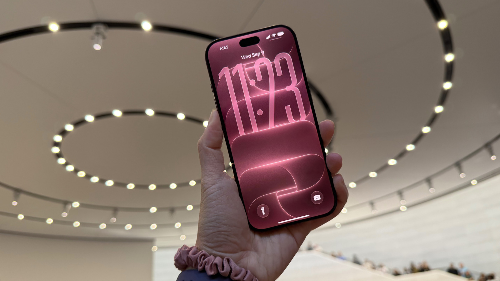 Cận cảnh mặt lưng và cụm camera iPhone 18 Pro phiên bản màu đỏ Burgundy