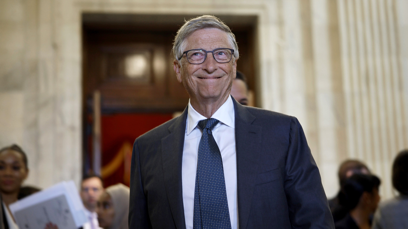 Bill Gates phát biểu tại sự kiện về quản trị và giám sát công nghệ AI