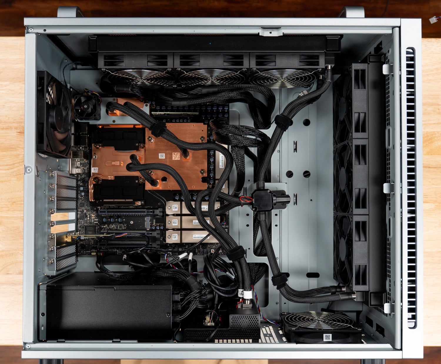 Bên trong thùng máy ASUS ExpertCenter Pro ET900N G3 với tản nhiệt đồng