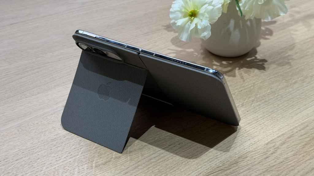 Lưng và bản lề iPhone Duo khi gập thành giá đỡ trên bàn