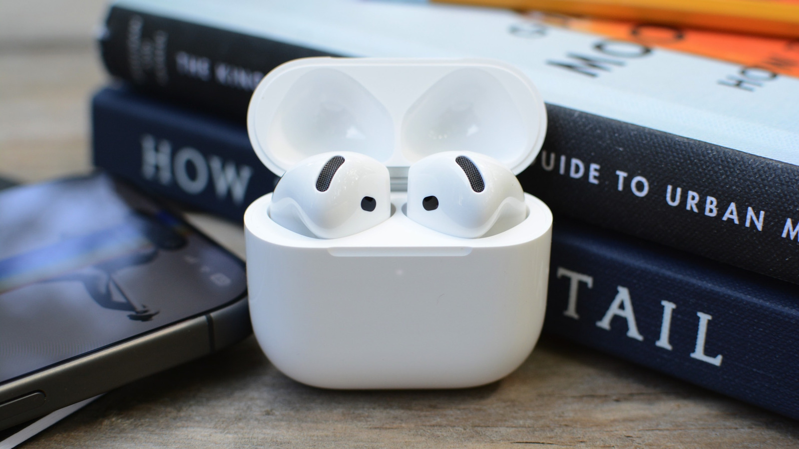 Hộp sạc AirPods 5 mở nắp trên bàn