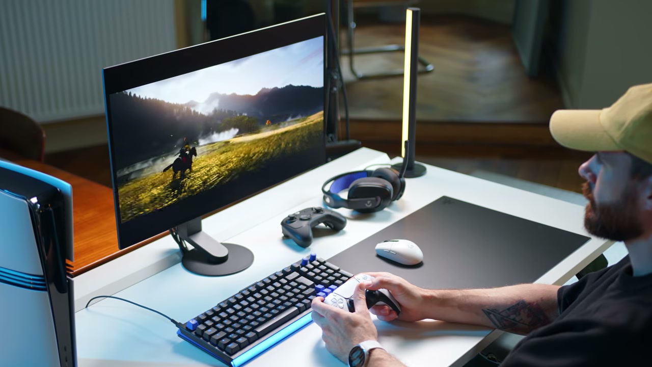 Người dùng trải nghiệm PS5 Pro trên màn hình bàn làm việc bằng tay cầm