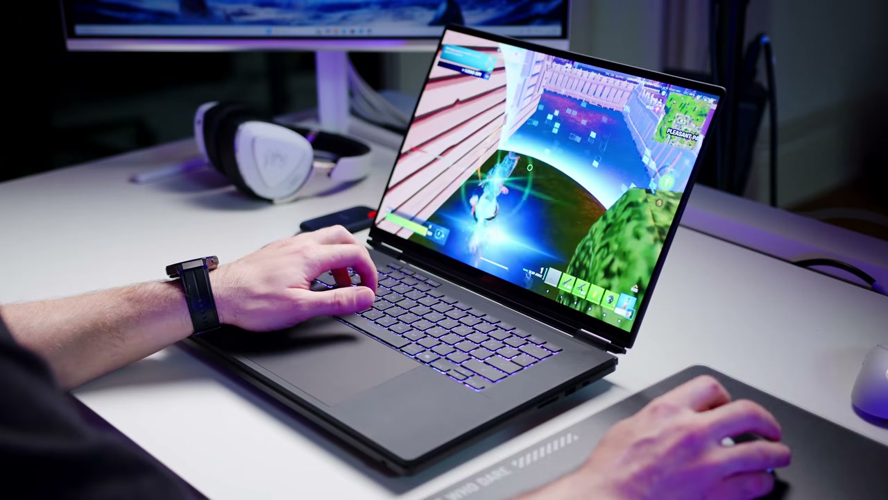 Laptop ROG Zephyrus Duo chơi game với bàn phím rời