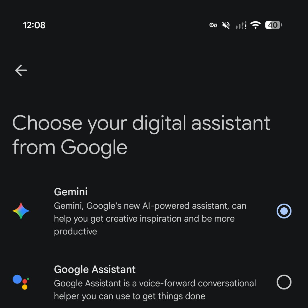Màn hình cài đặt Android cho phép chọn giữa Gemini và Google Assistant