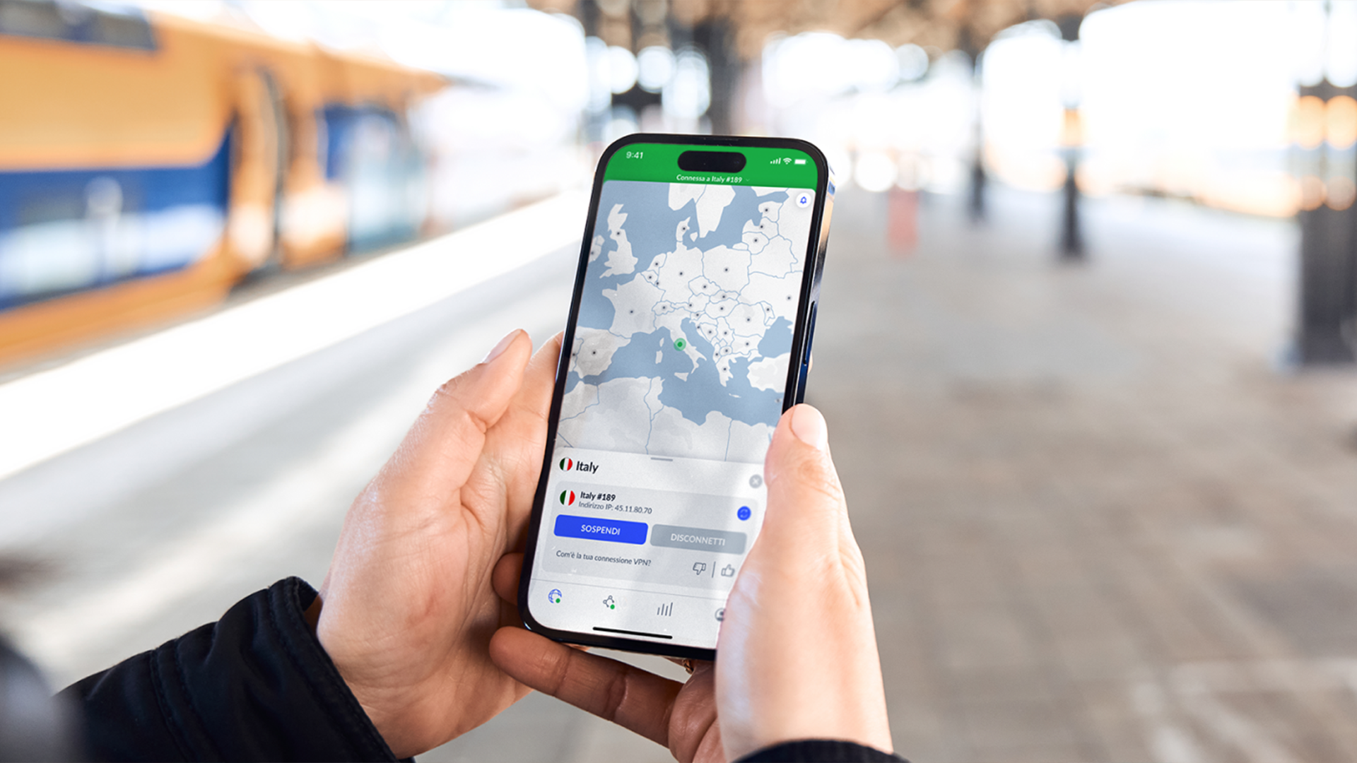 Người dùng cầm iPhone hiển thị giao diện kết nối NordVPN