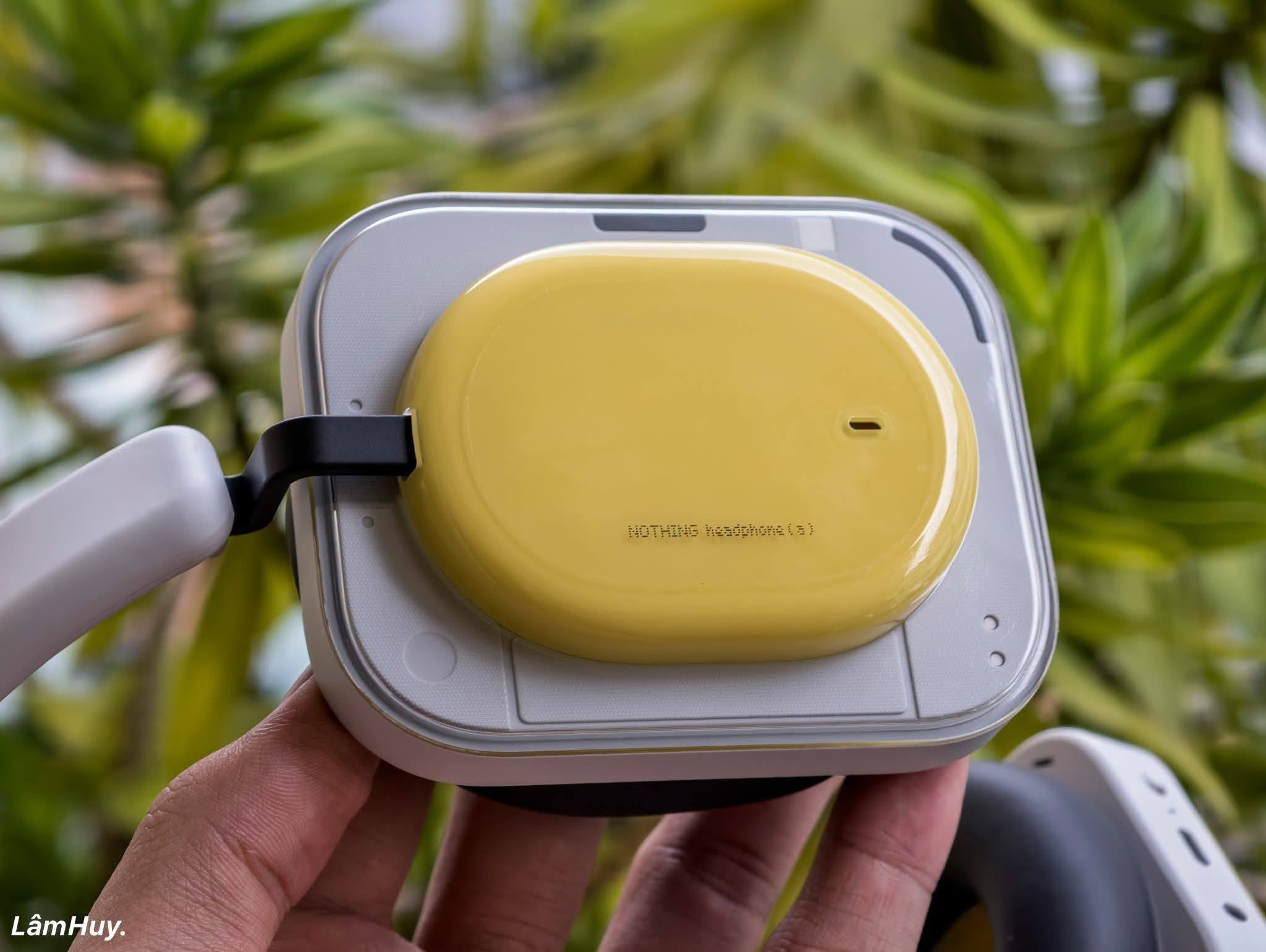 Cận cảnh earcup trong suốt màu vàng.