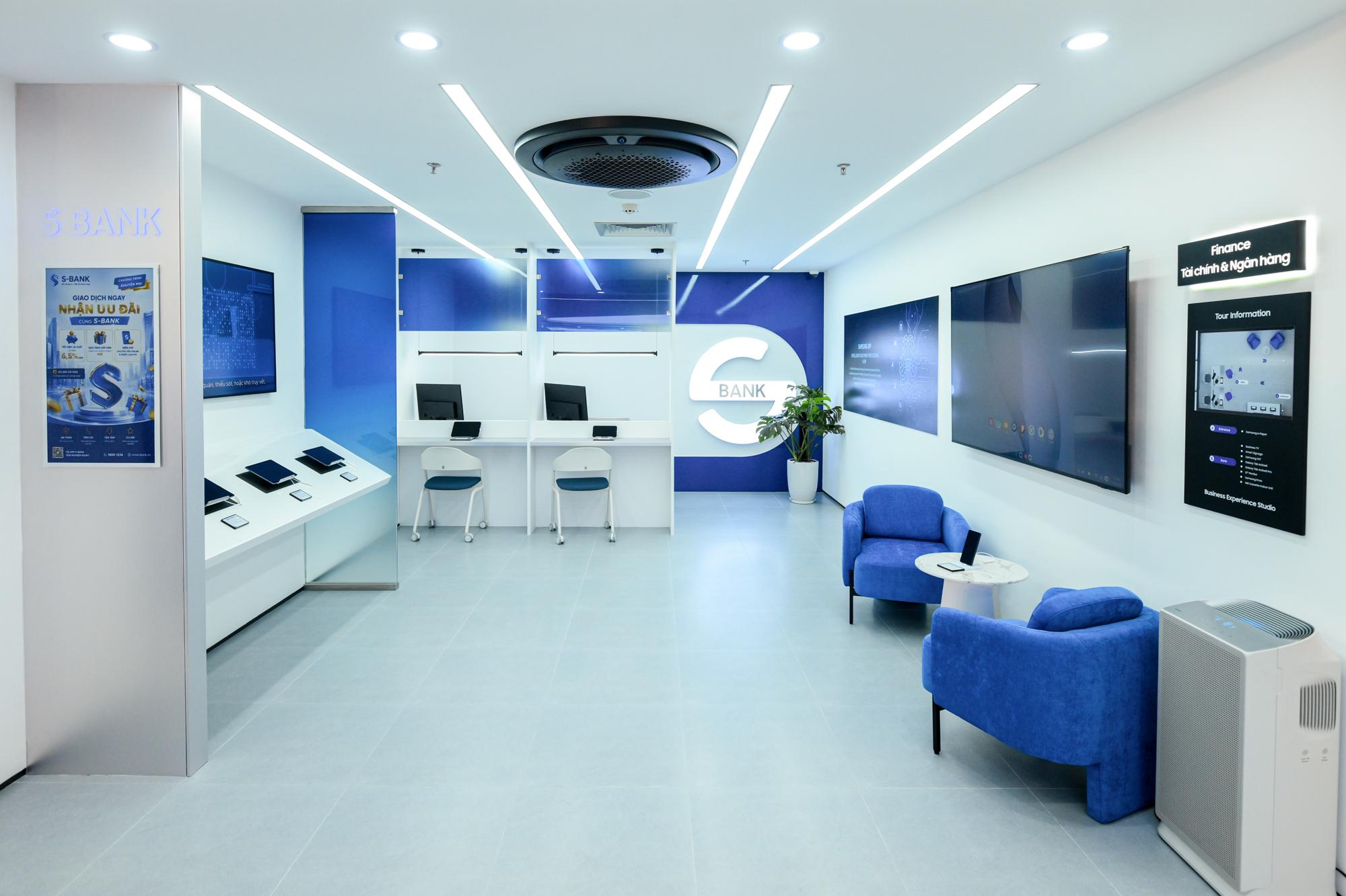 Khu vực mô phỏng chi nhánh ngân hàng với các màn hình và thiết bị Samsung.