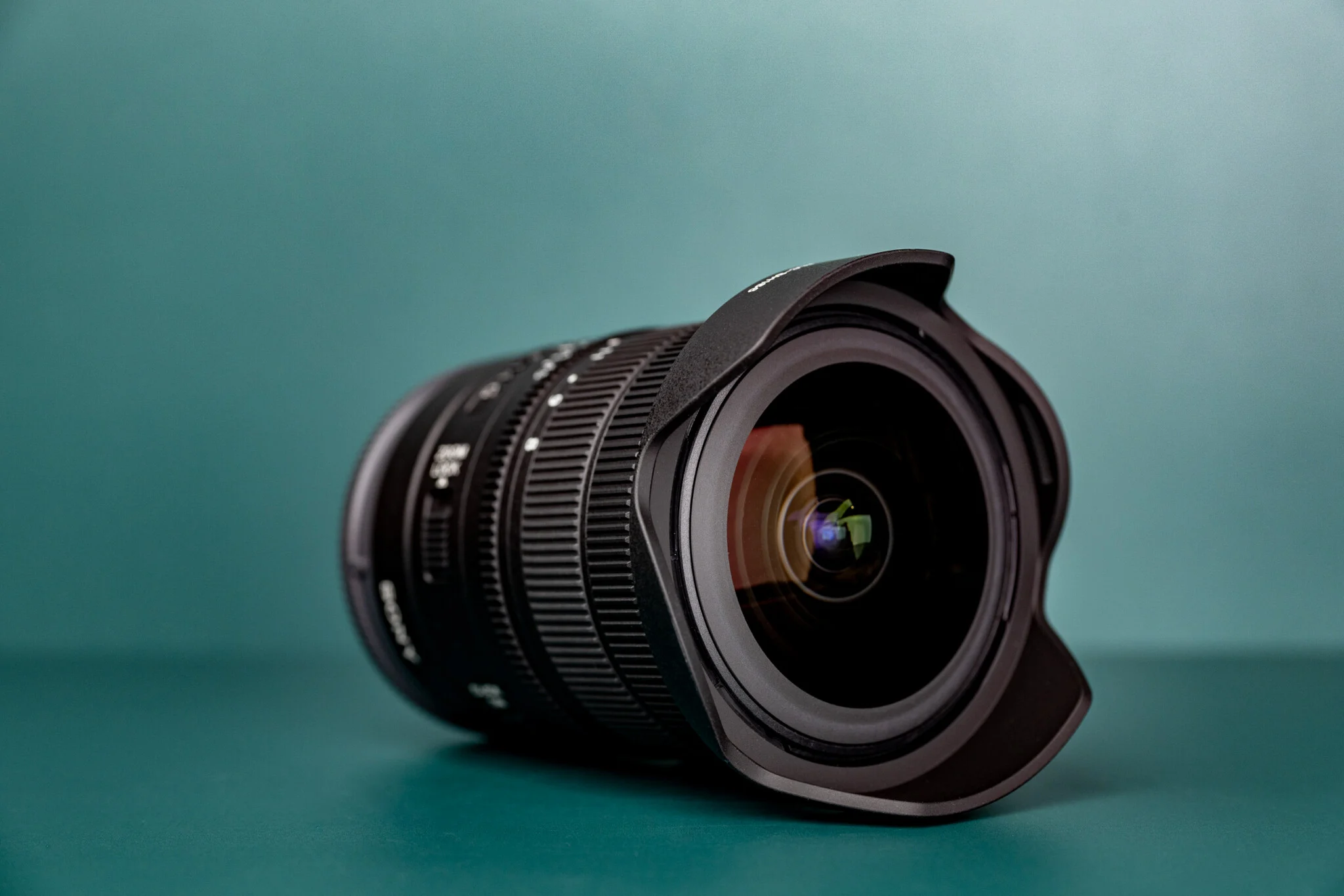 Các phím chức năng và vòng điều khiển trên Sony 8-14mm Fisheye G