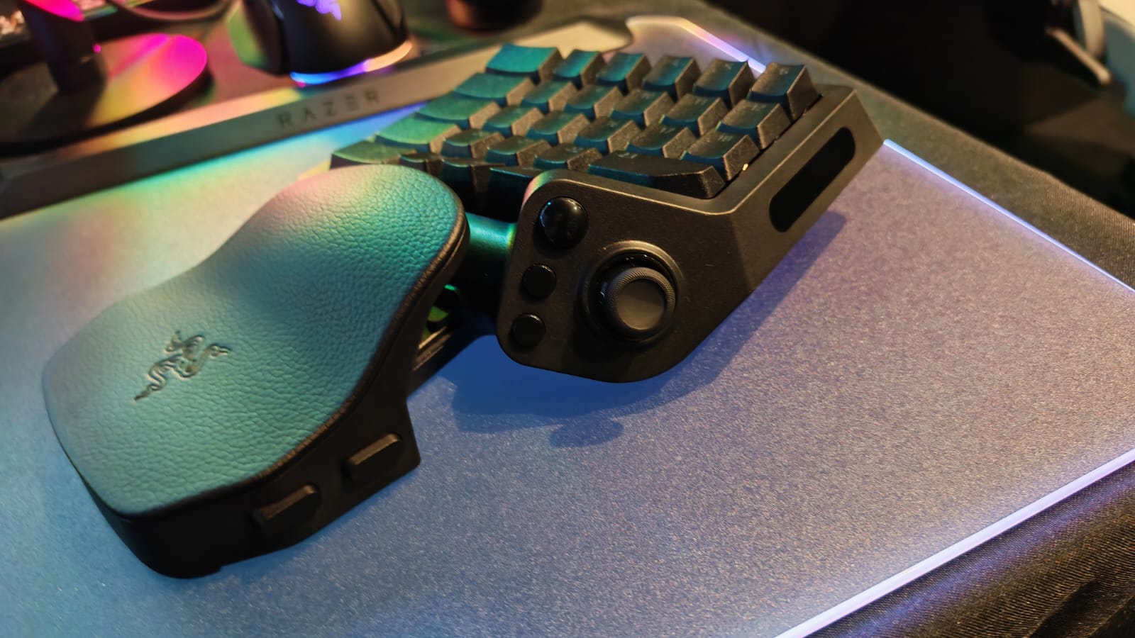 Cận cảnh cần điều khiển analog TMR trên Razer Tartarus V2 Pro