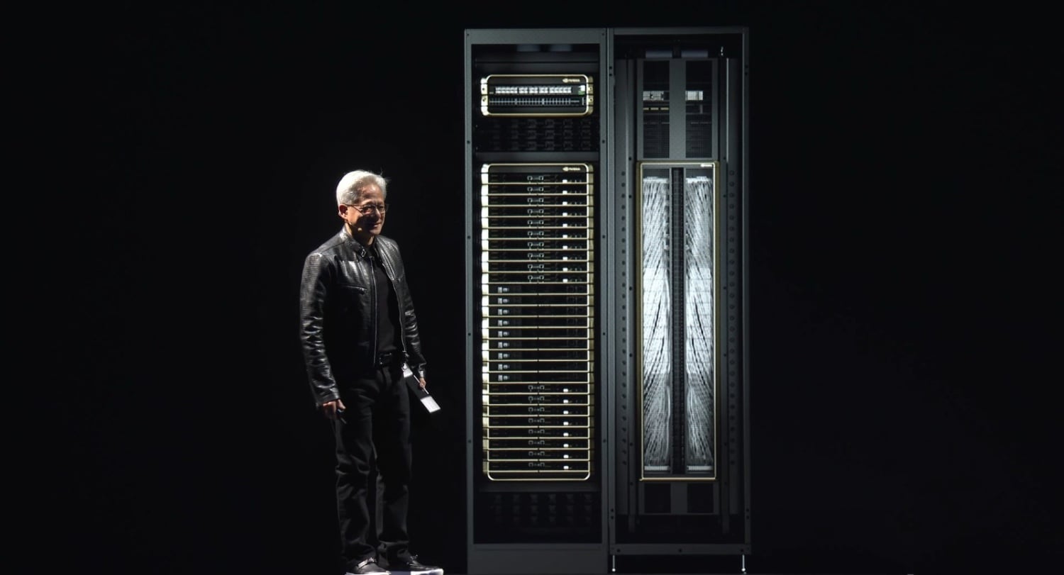 Jensen Huang cạnh hệ thống máy chủ NVIDIA