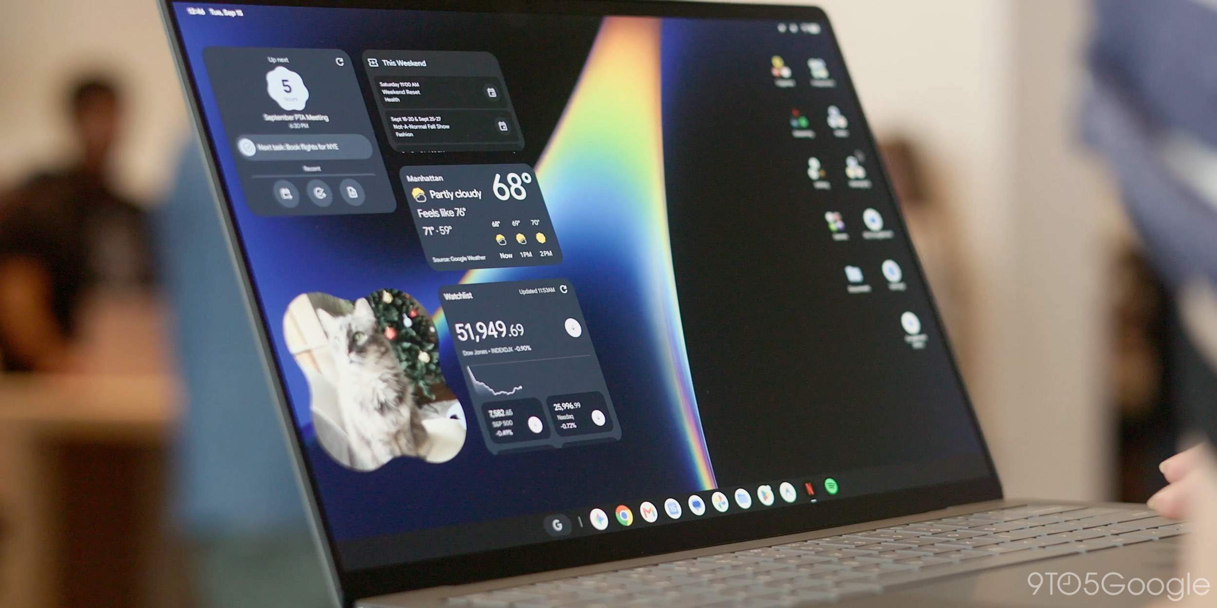 Màn hình laptop Googlebook với các widget và thanh ứng dụng