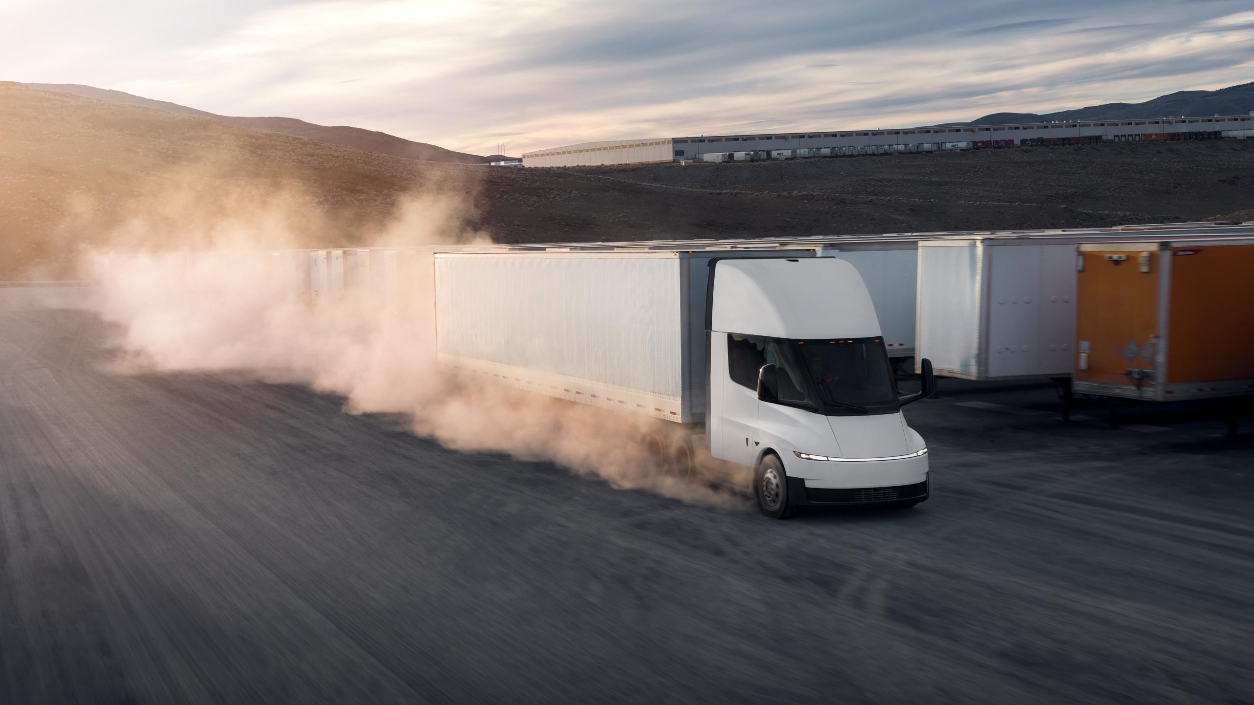 Khung gầm và trục truyền động của Tesla Semi được tái thiết kế giúp cắt giảm 80 kg trọng lượng.