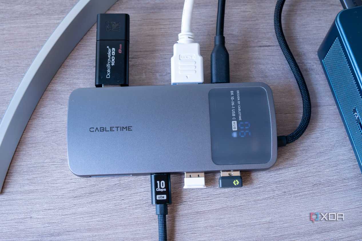 Hub chuyển đổi đa cổng USB-C đặt trên bàn làm việc
