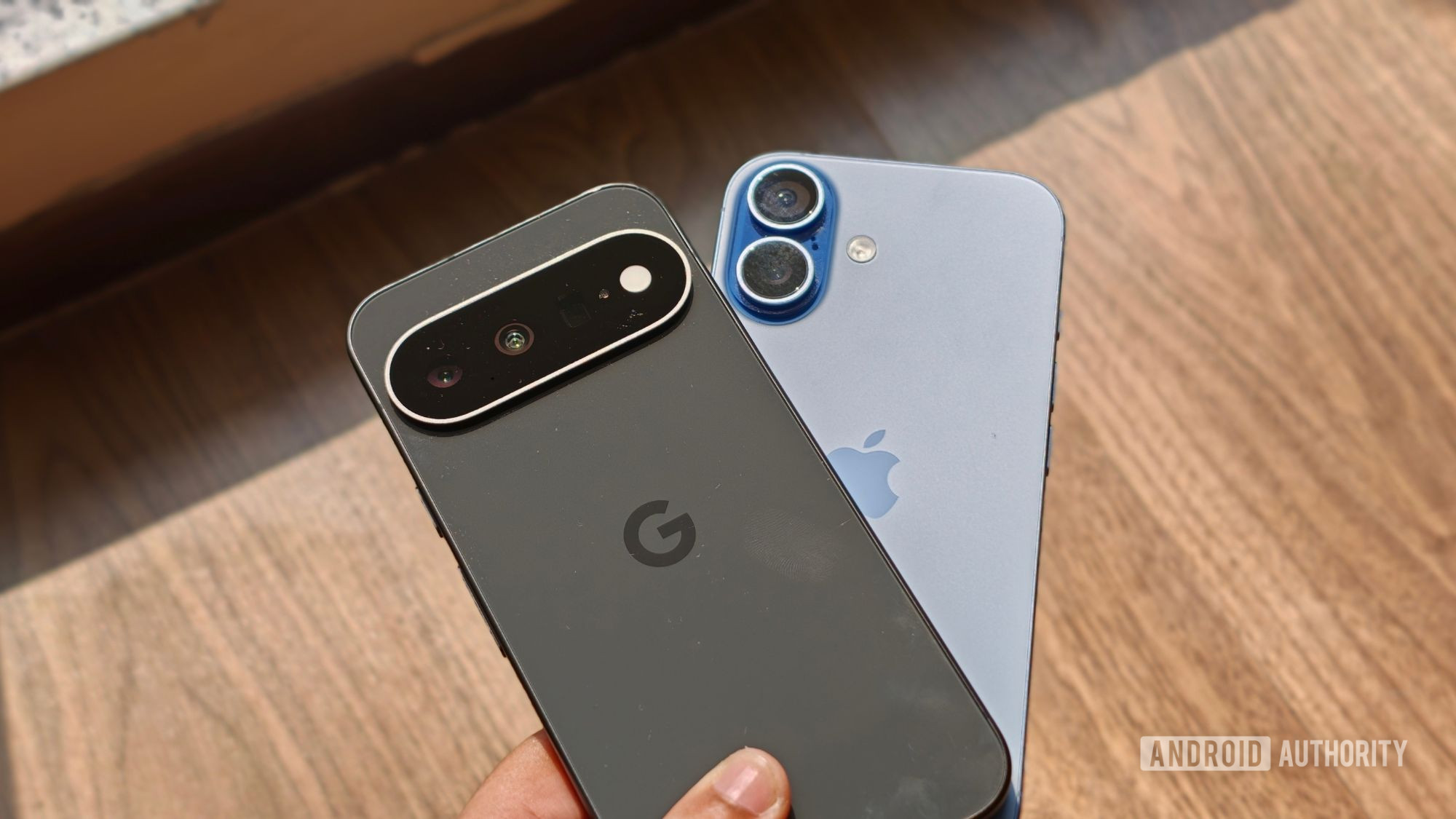 Cầm nắm Pixel 11 và iPhone 17