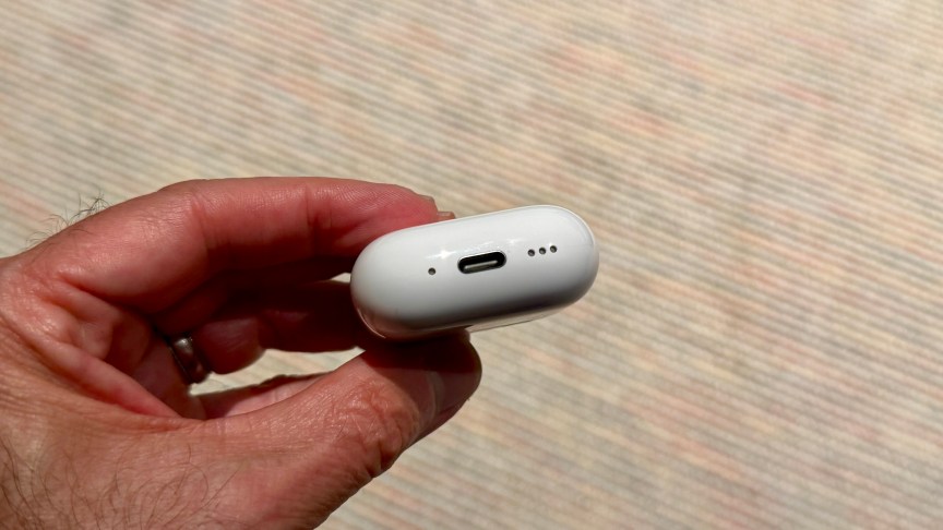 Dải loa và cổng USB-C ở đáy hộp sạc AirPods 5
