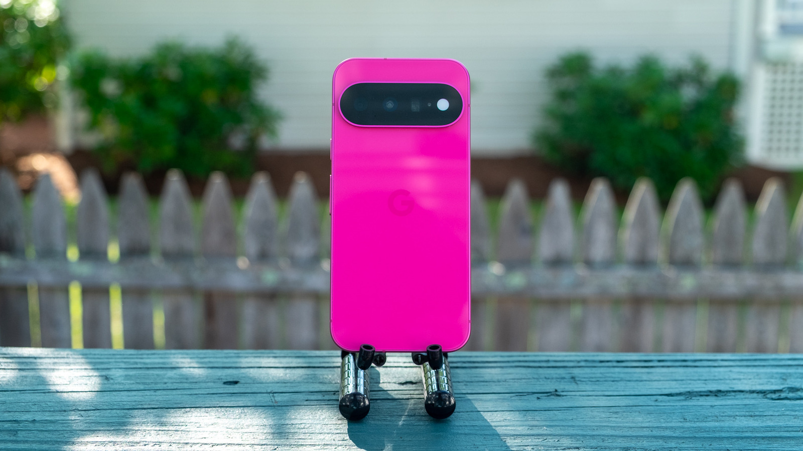 Mặt lưng điện thoại Google Pixel 11 với dải camera ngang đặc trưng