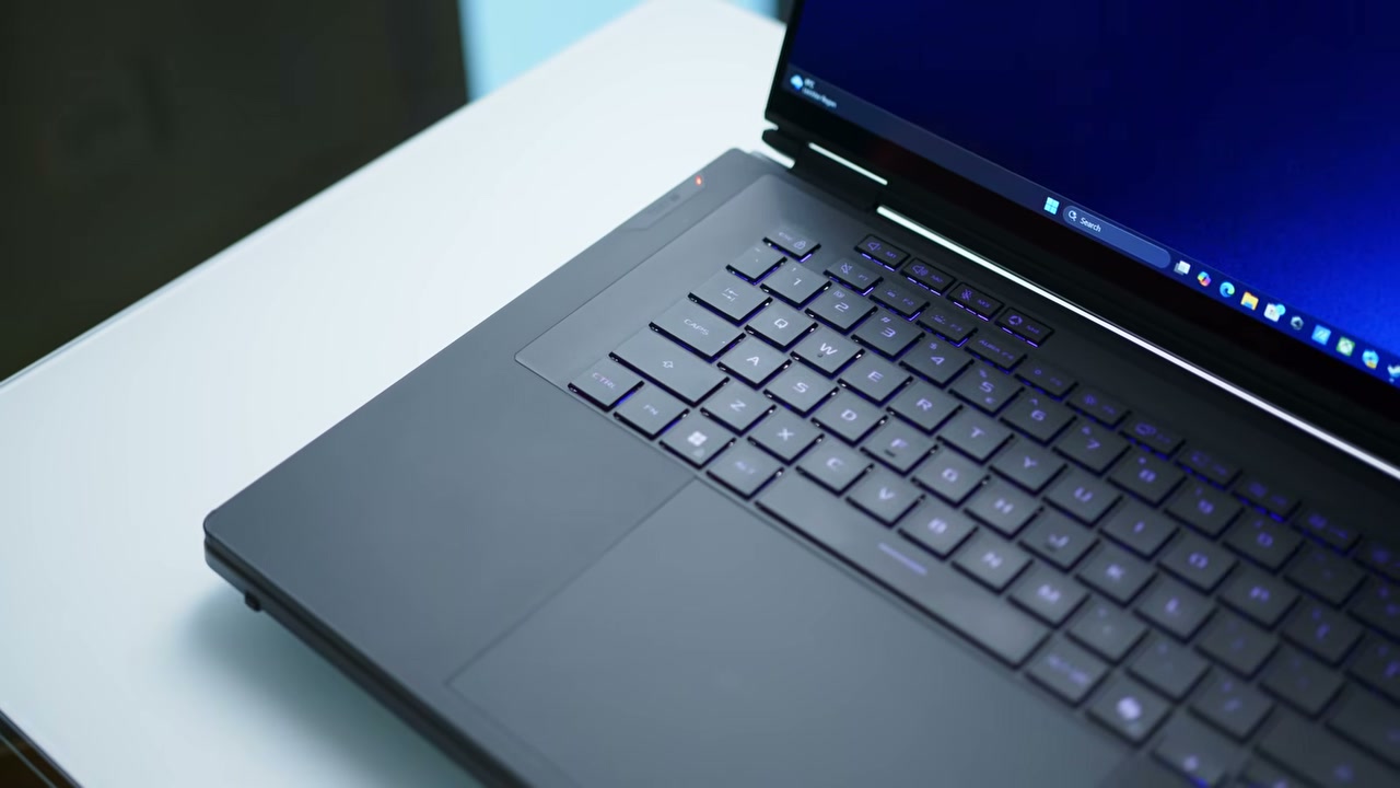Cận cảnh bàn phím và phần kê tay của ROG Zephyrus Duo