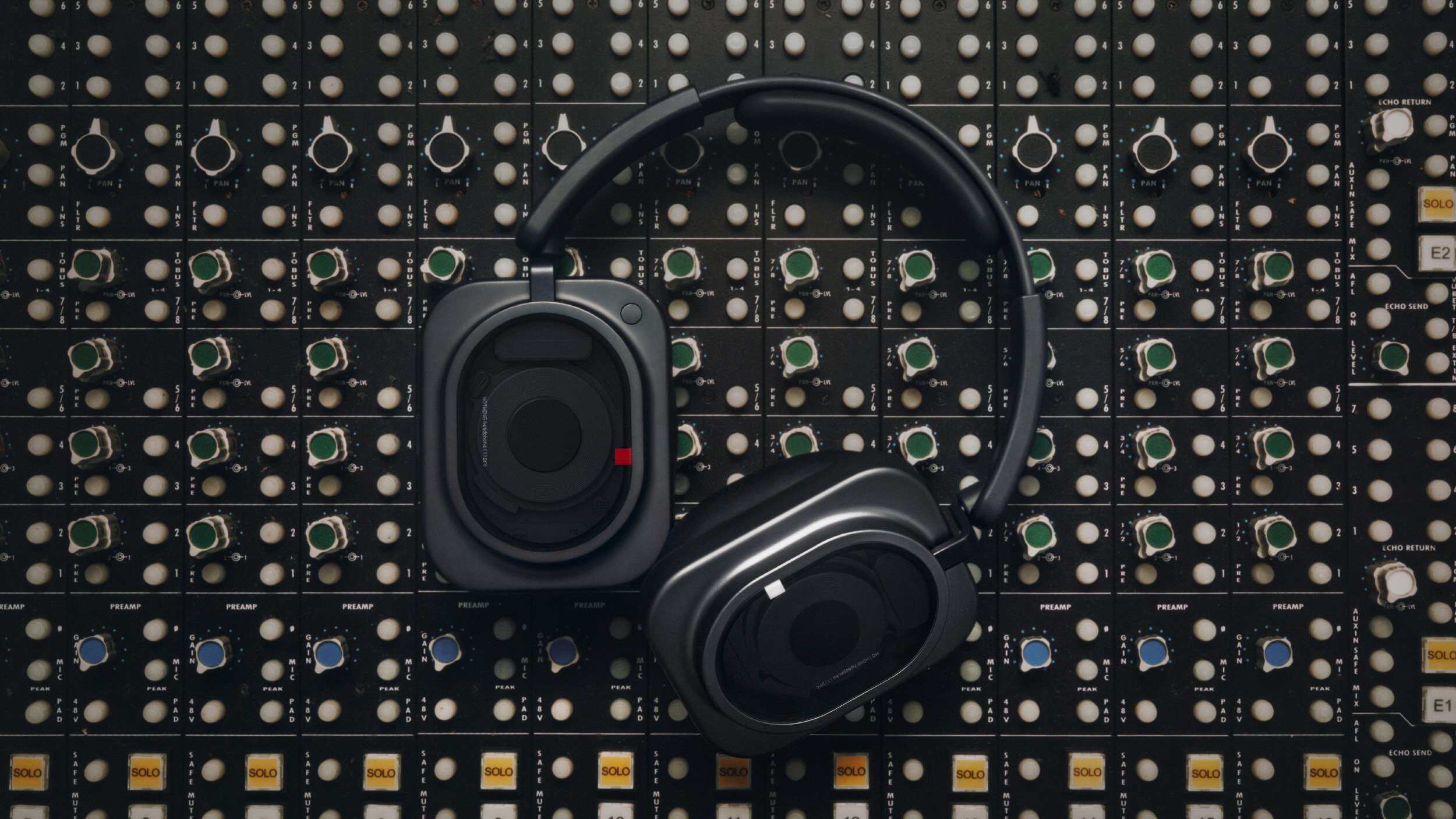 Củ tai Nothing Headphone (1) Pro với cửa sổ trong suốt