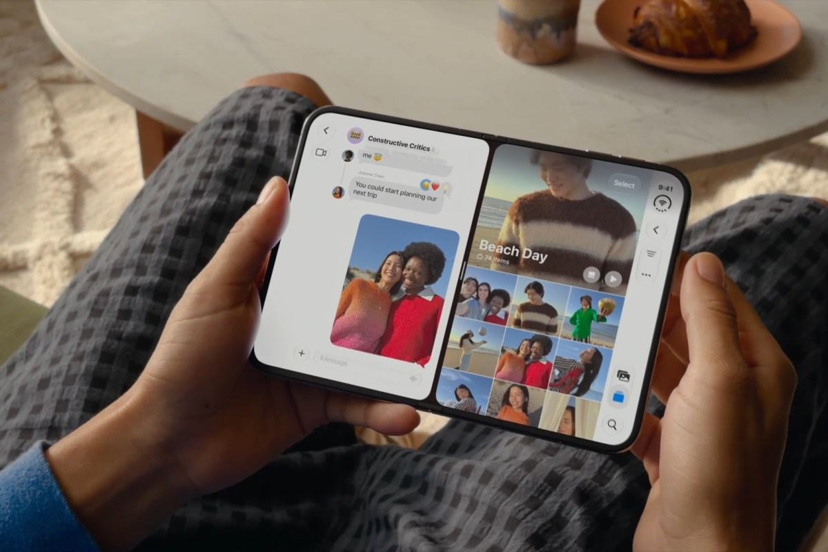 iPhone Duo ở trạng thái gập mở một góc với hai ứng dụng